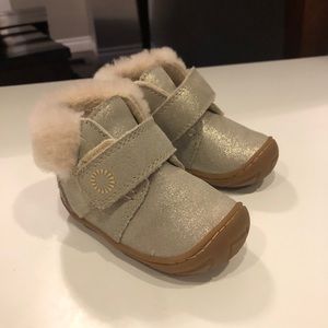 Size 5 kids Ugg’s barely used